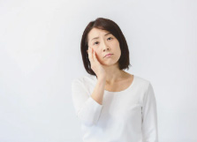 不自然な表情や動きの制限